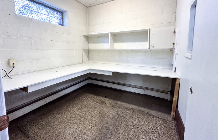 More Photos Of 202 2nd St NE, Roanoke Light Manufacturing For Lease