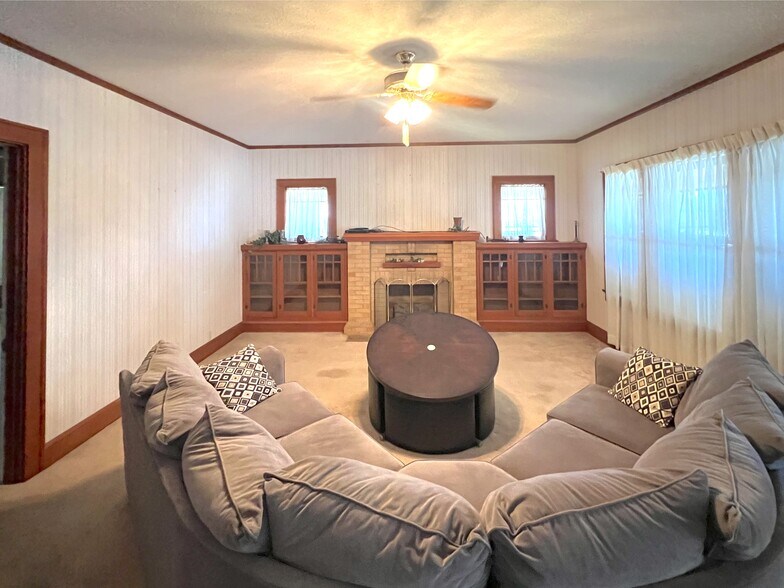 More Photos Of 621 E Broadway St, Altus Office Residential For Sale