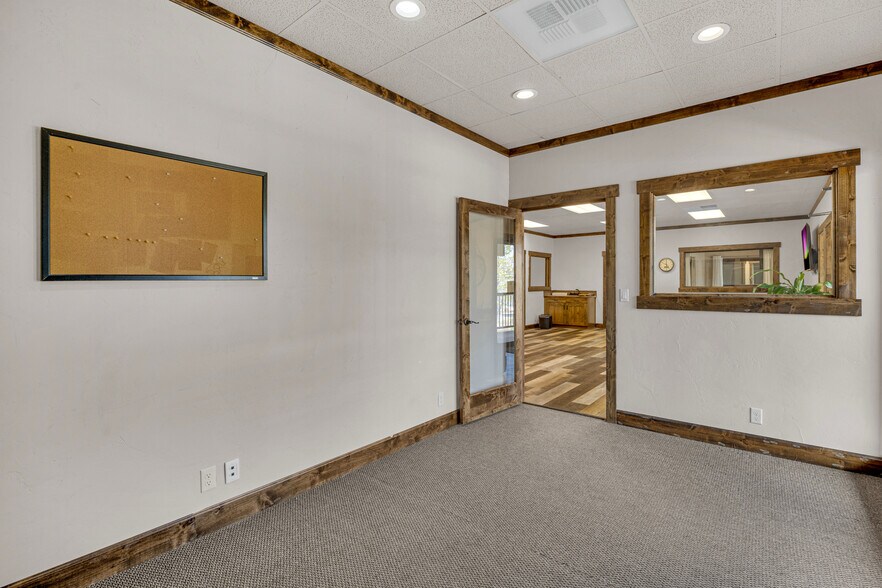 More Photos Of 56870 Venture Ln, Sunriver Storefront Retail Office For Lease