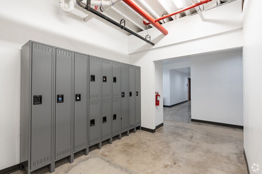 More Photos Of 2910 S Beckley Ave, Dallas Storefront Retail Office For Lease