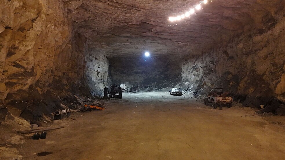 More Photos Of 20 Cave Industrial dr, Crystal City Industrial For Sale