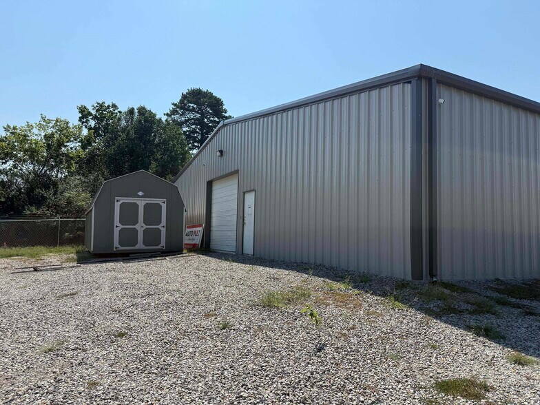 More Photos Of 1705 W Walnut St, Paris Industrial For Lease