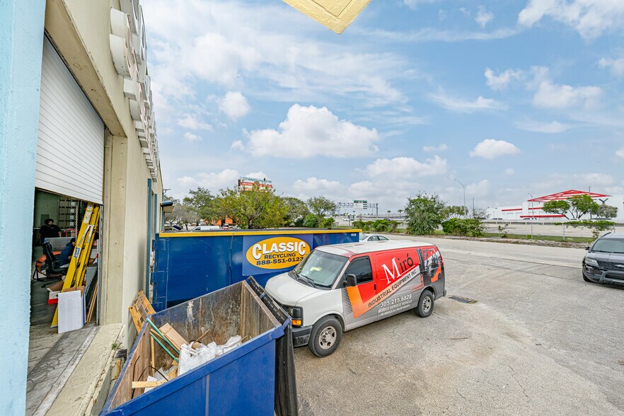 More Photos Of 4000 N 28th Ter, Hollywood Warehouse For Lease