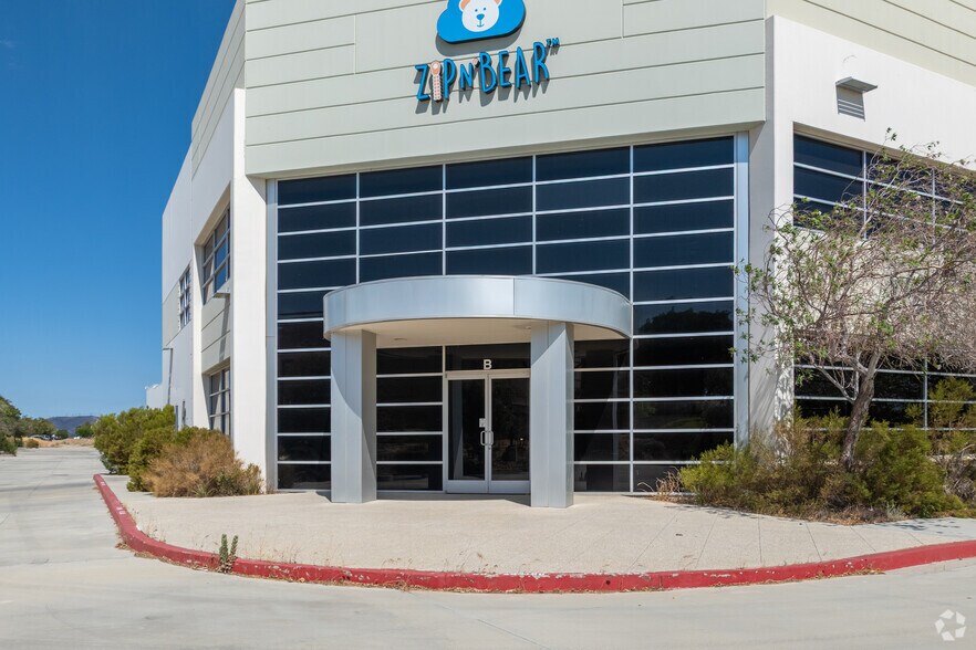 More Photos Of 114 Grand Cypress Ave, Palmdale Warehouse For Lease