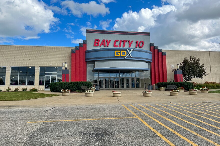 More Photos Of 4101 E Wilder Rd, Bay City Storefront For Lease