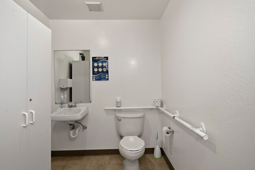 More Photos Of 3511 Redwood St, Clearlake Freestanding For Sale