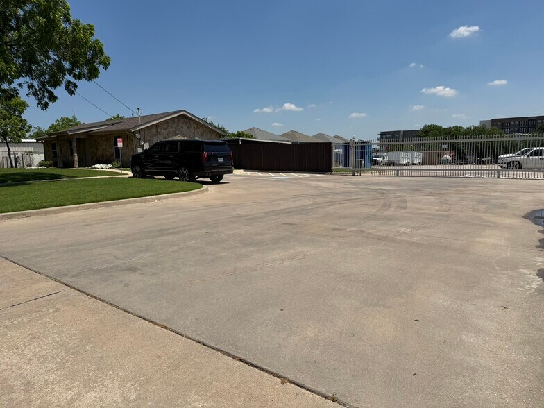 More Photos Of 414 N Kealy Ave, Lewisville Office For Sale