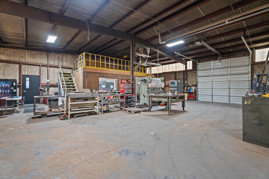 More Photos Of 3917 Clovis Rd, Lubbock Warehouse For Lease