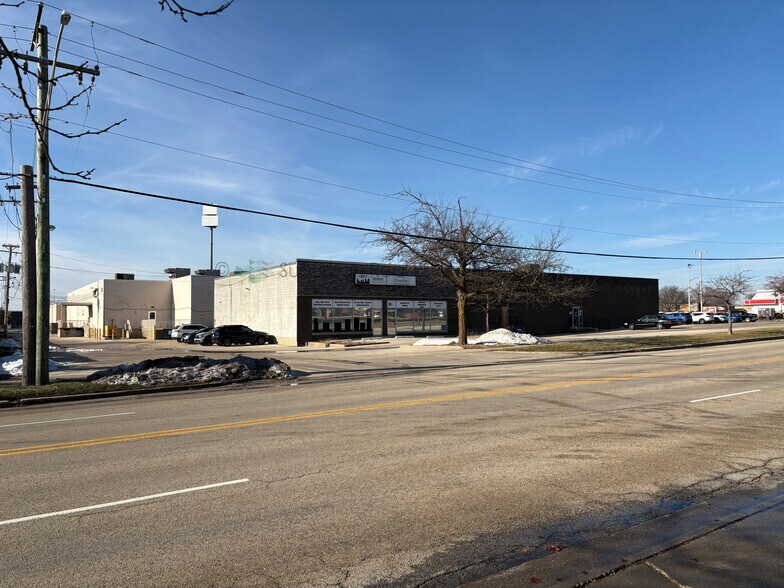 More Photos Of 93 Caterpillar Dr, Joliet Office For Lease