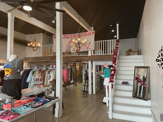 More Photos Of 100 E Hubbard St, Lindale Storefront For Sale