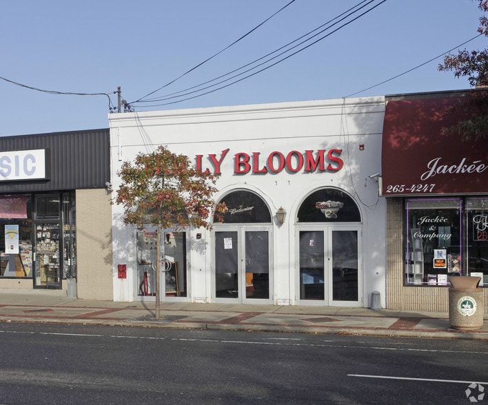 More Photos Of 43 E Main St, Smithtown Bar For Lease