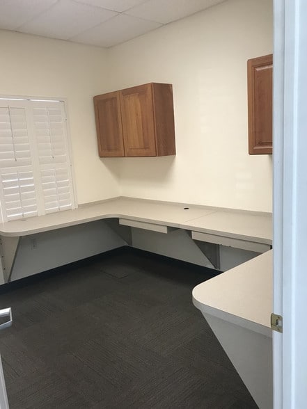 More Photos Of 1550-1582 Global Ct, Sarasota Light Manufacturing For Sale