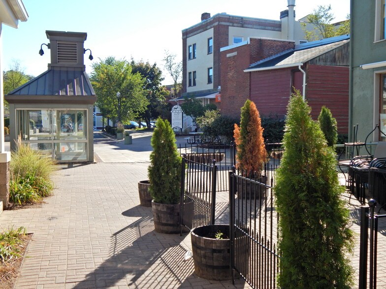 More Photos Of 37-39 Boltwood Walk, Amherst Storefront For Lease