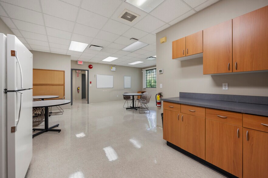 More Photos Of 32423 Lougheed Hwy, Mission Bank For Lease