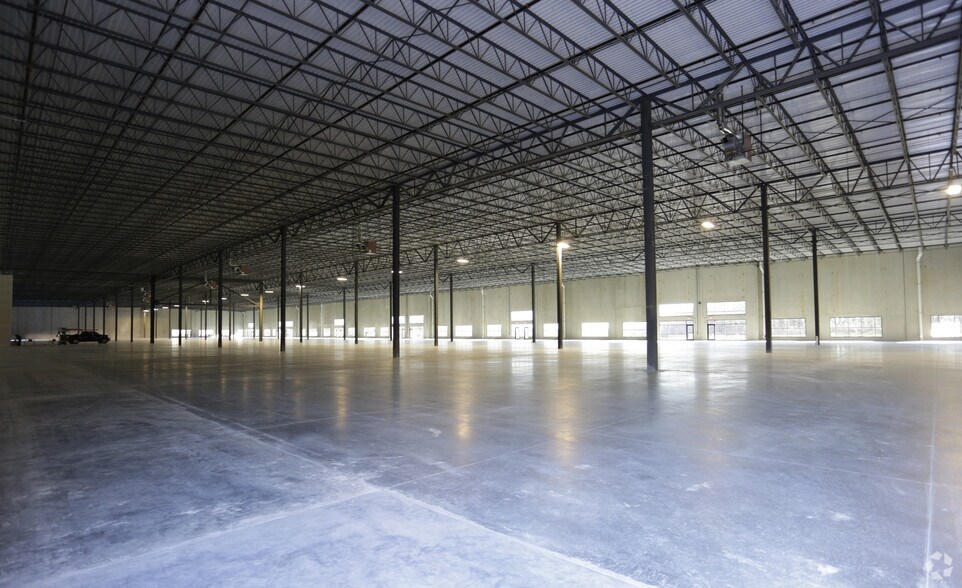 More Photos Of 10800-10836 Strang Line Rd, Lenexa Warehouse For Lease