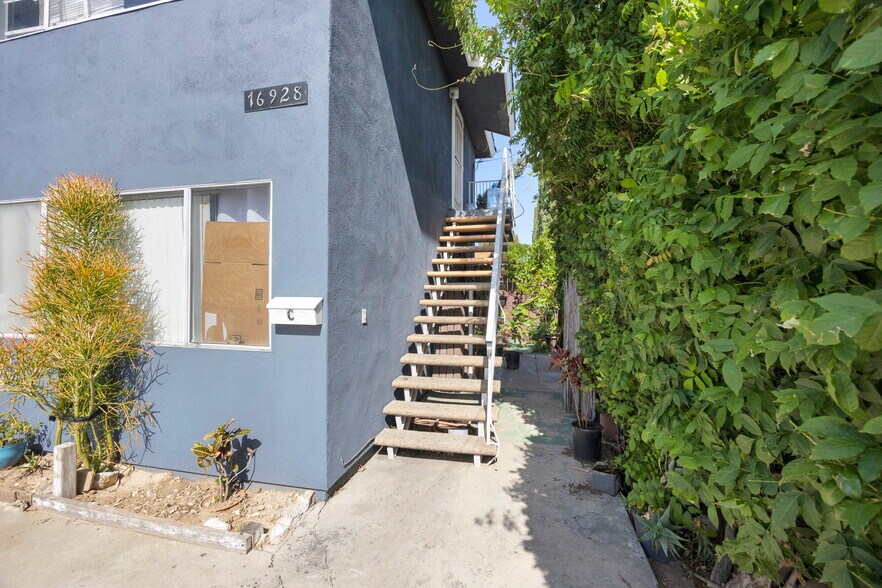 More Photos Of 16928 S Berendo Ave, Gardena Apartments For Sale