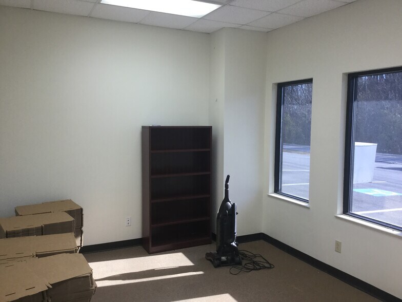 More Photos Of 1225 Coronet Dr, Dalton Office For Lease