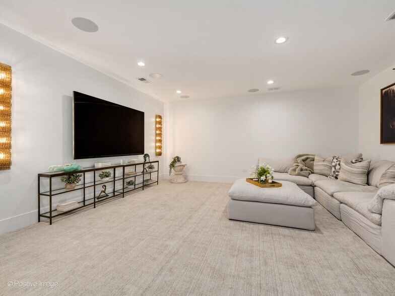 More Photos Of 2733 N Pulaski Rd, Chicago Showroom For Sale