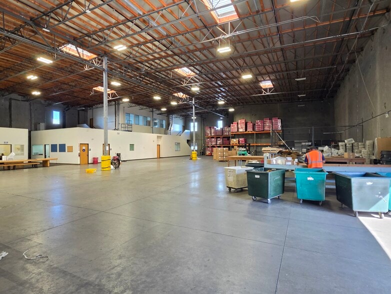 More Photos Of 7555 N San Fernando Rd, Burbank Manufacturing For Lease