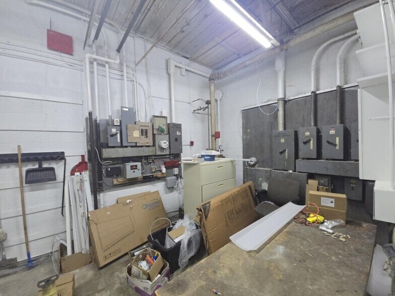 More Photos Of 1438 Washington St, Stoughton Warehouse For Lease