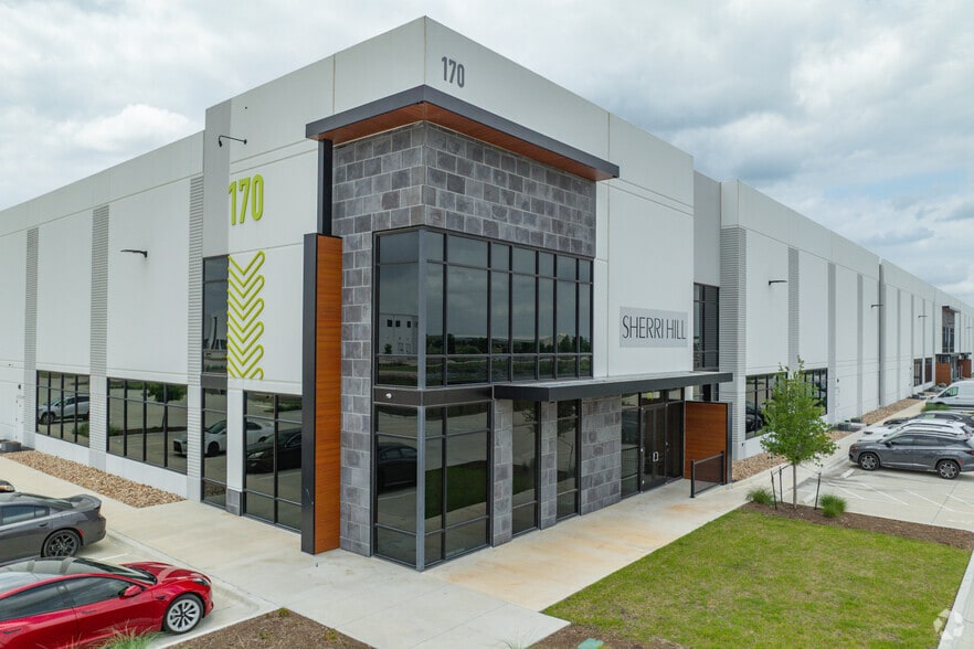 More Photos Of 170 Deep Roots Dr, Buda Distribution For Lease