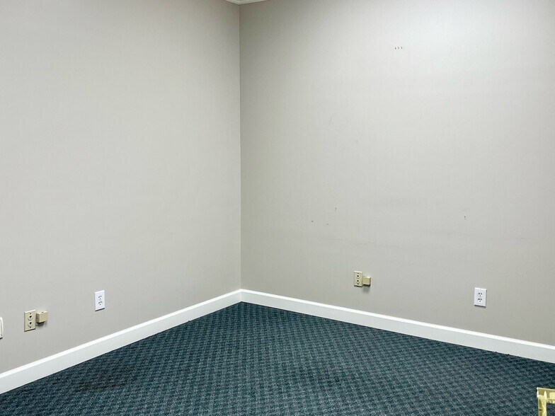 More Photos Of 500 Sun Valley Dr, Roswell Office For Sale