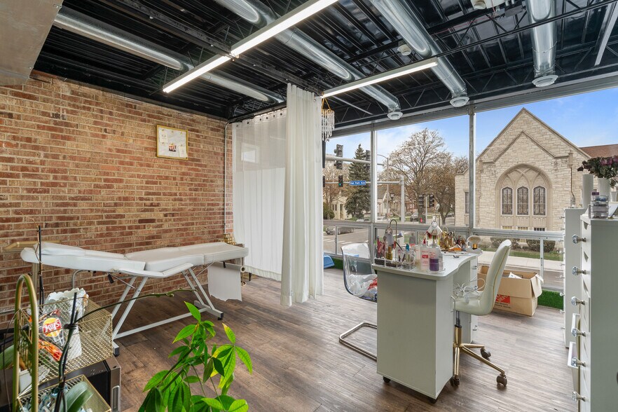 More Photos Of 3100 S Oak Park Ave, Berwyn Office For Sale