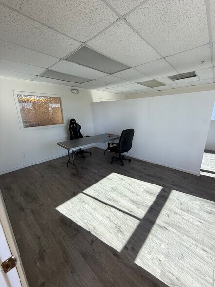 More Photos Of 14529 Archwood St, Van Nuys Storefront Retail Office For Lease
