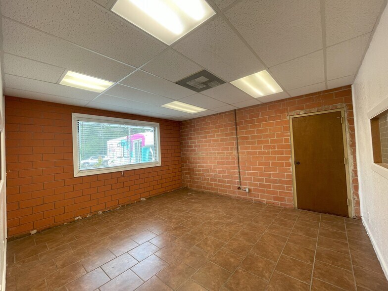 More Photos Of 1202 N Flores St, San Antonio Loft Creative Space For Sale