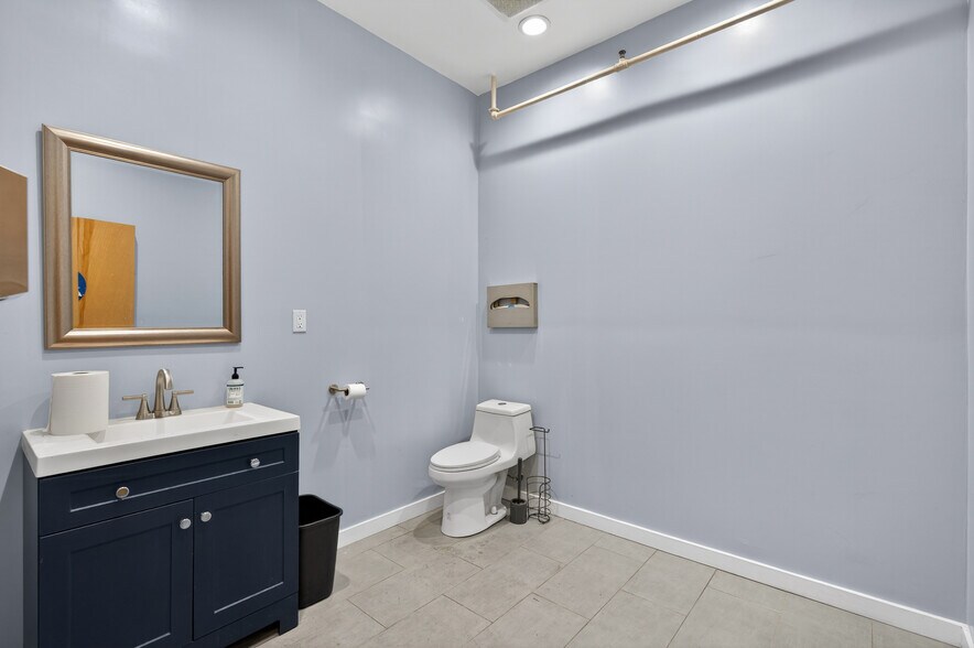 More Photos Of 435-437 N Varney St, Burbank Warehouse For Lease