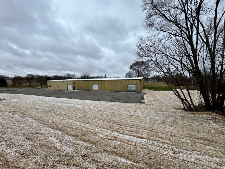 More Photos Of 848 E Commercial Ave, Whitewater Manufacturing For Sale