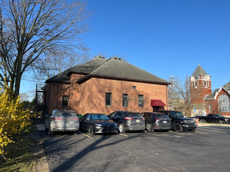 More Photos Of 201 S Ann Arbor St, Saline Office For Sale