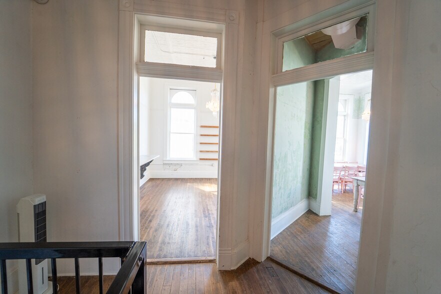 More Photos Of 102 S Main St, Victoria Storefront For Sale