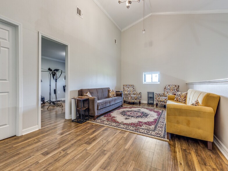 More Photos Of 10711 Hidden Lake Ln, Richmond Distribution For Sale