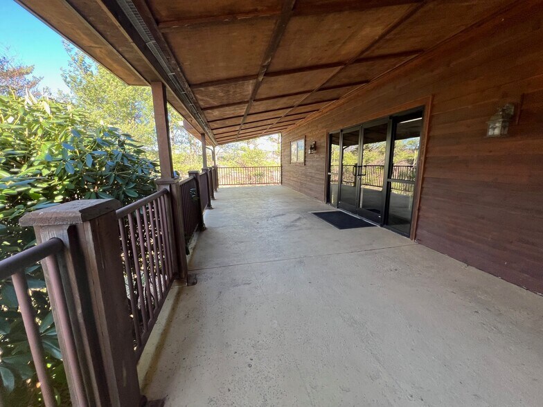 More Photos Of 374 Industrial Park Dr, Boone Showroom For Lease