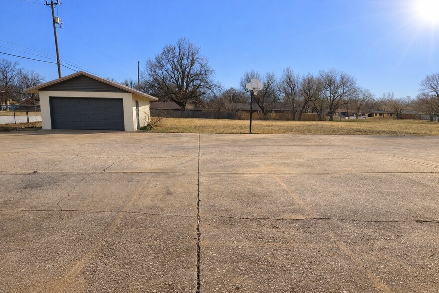 More Photos Of 2717 W Broadway Ave, Enid Flex For Sale
