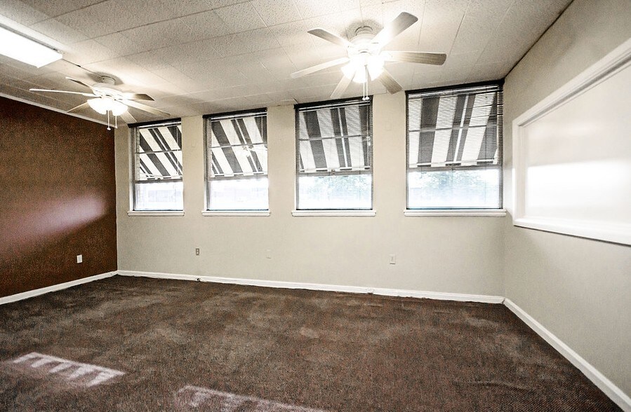 More Photos Of 210 S Main St, Shelbyville Medical For Lease