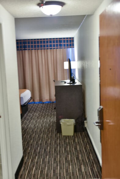 More Photos Of 383 E Leffel Ln, Springfield Hotel For Sale