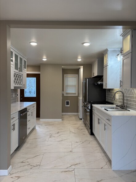 More Photos Of 1747 Oakdale Ave, Green Bay Apartments For Sale