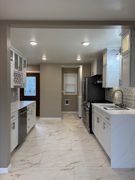 More Photos Of 1747 Oakdale Ave, Green Bay Apartments For Sale