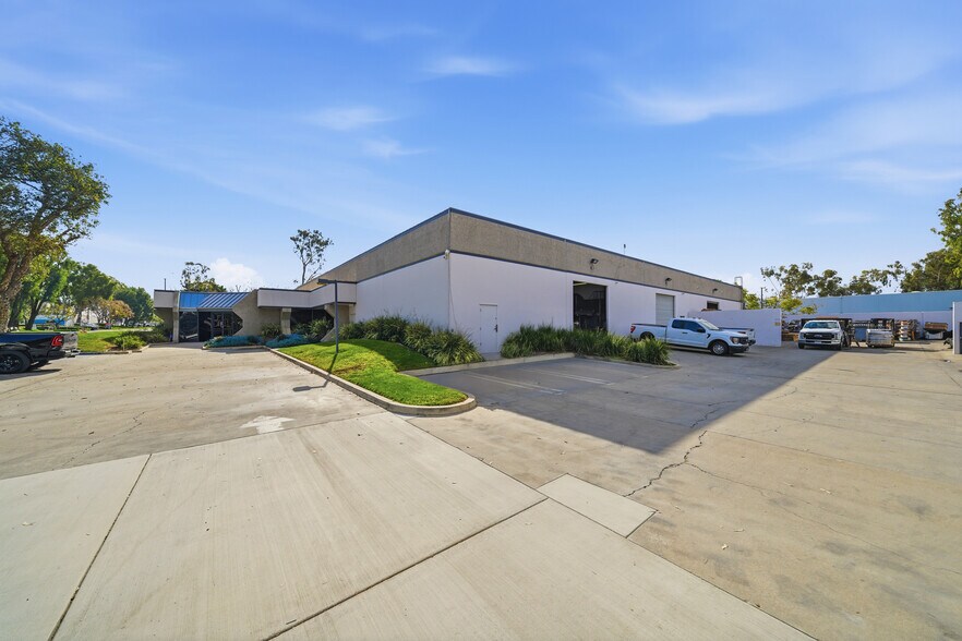 More Photos Of 8 Holland, Irvine Warehouse For Lease