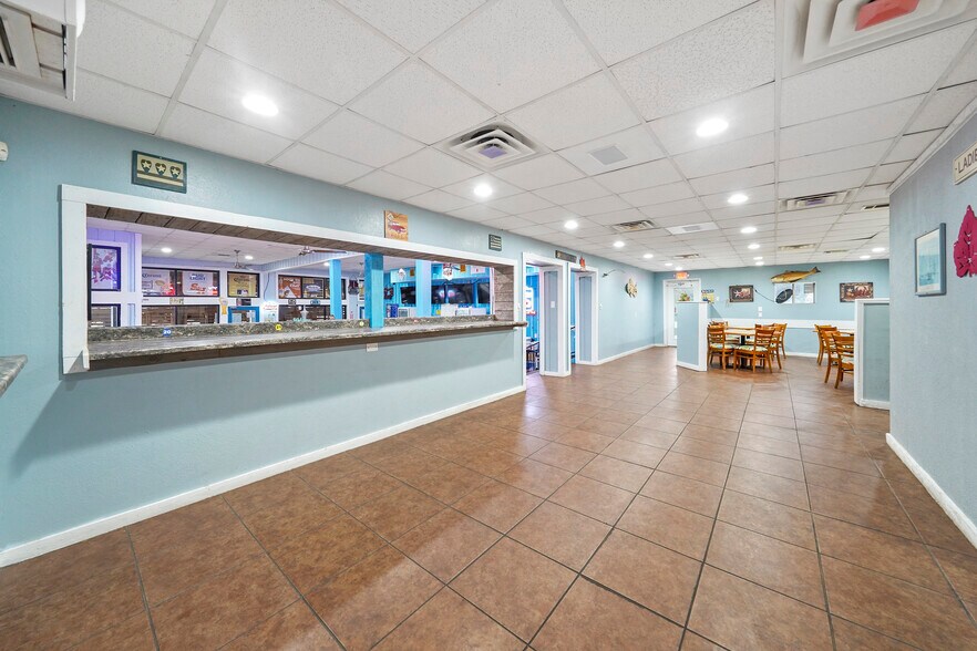 More Photos Of 371 Navaho Trl, Onalaska Restaurant For Sale