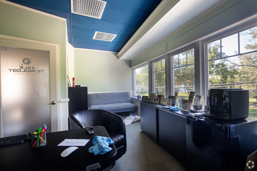 More Photos Of 3 Harbor Rd, Cold Spring Harbor Office For Lease