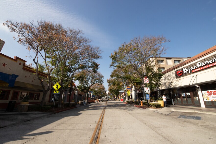 More Photos Of 212 N San Fernando Blvd, Burbank Storefront For Sale