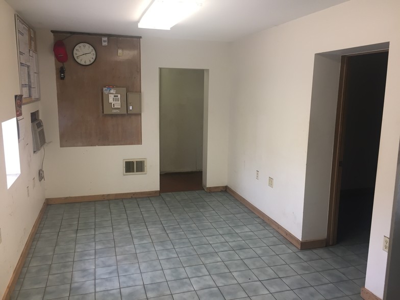 More Photos Of 1152 Elm St, Grafton Manufacturing For Sale