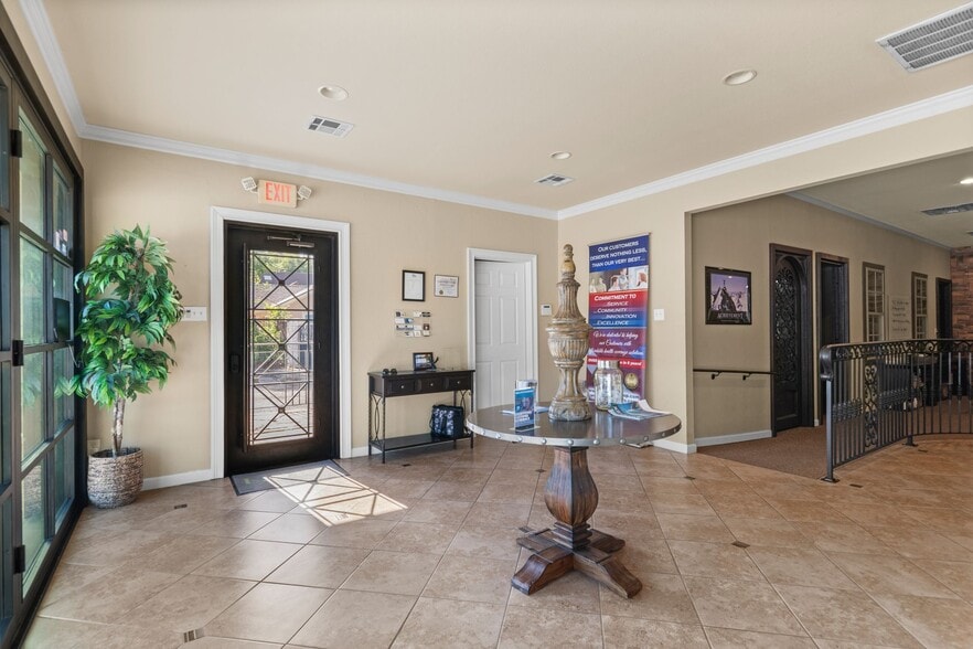 More Photos Of 108 E Hill St, Keller Office For Sale