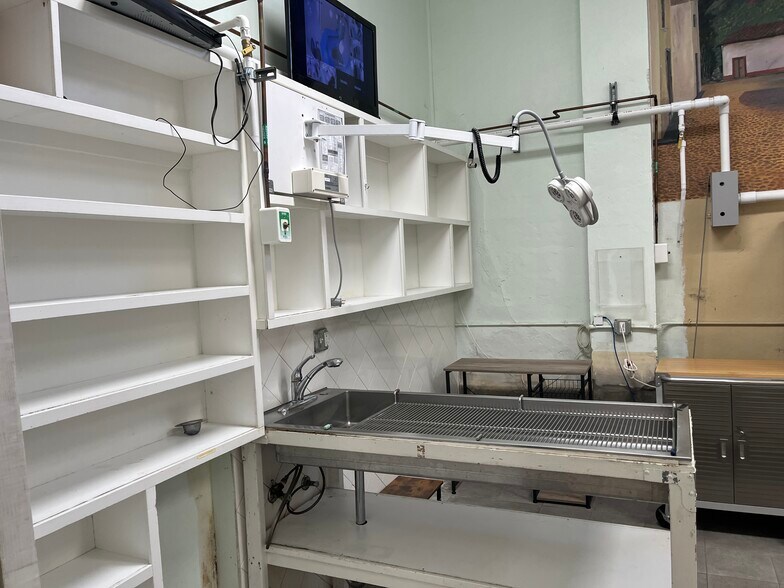 More Photos Of 5601 Mission St, San Francisco Veterinarian Kennel For Sale