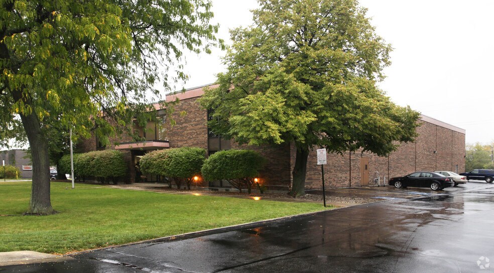 More Photos Of 405 S Washington Blvd, Mundelein Office For Sale