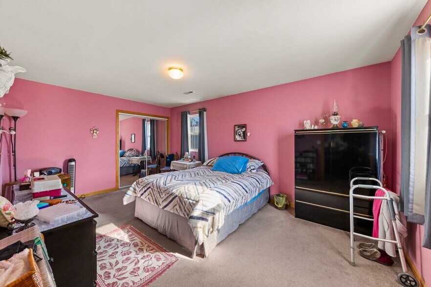 More Photos Of 645 E Lasalle St, Somonauk Showroom For Lease