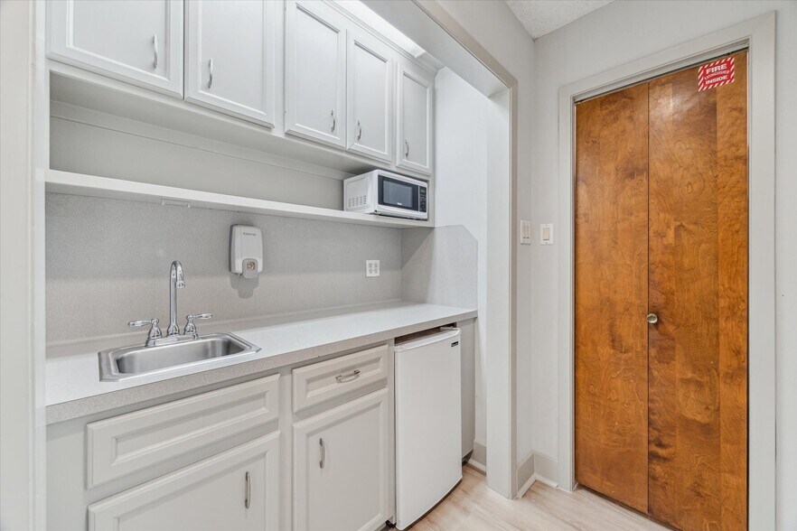 More Photos Of 11930 Sam Houston Pky, Houston Office For Sale